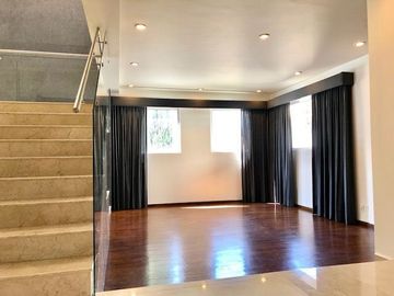 SUPER OPORTUNIDAD Espectacular Casa en Renta en Lomas Country sin amueblar