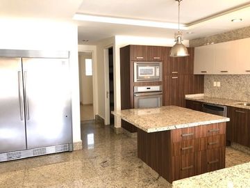 SUPER OPORTUNIDAD Espectacular Casa en Renta en Lomas Country sin amueblar
