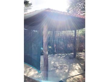 VENTA DE CASA Y CABAÑA EN DOS LOTES EN B. LA TOMA, CAPILLA DEL MONTE-
