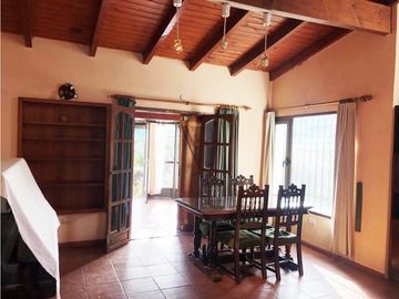 VENTA DE CASA Y CABAÑA EN DOS LOTES EN B. LA TOMA, CAPILLA DEL MONTE-