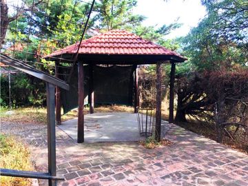 VENTA DE CASA Y CABAÑA EN DOS LOTES EN B. LA TOMA, CAPILLA DEL MONTE-
