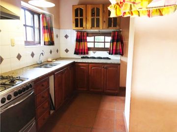 VENTA DE CASA Y CABAÑA EN DOS LOTES EN B. LA TOMA, CAPILLA DEL MONTE-