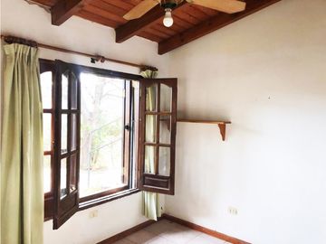 VENTA DE CASA Y CABAÑA EN DOS LOTES EN B. LA TOMA, CAPILLA DEL MONTE-