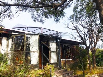 VENTA DE CASA Y CABAÑA EN DOS LOTES EN B. LA TOMA, CAPILLA DEL MONTE-