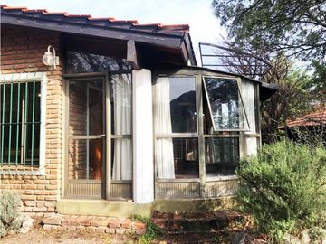 VENTA DE CASA Y CABAÑA EN DOS LOTES EN B. LA TOMA, CAPILLA DEL MONTE-