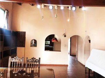 VENTA DE CASA Y CABAÑA EN DOS LOTES EN B. LA TOMA, CAPILLA DEL MONTE-