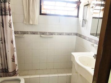 VENTA DE CASA Y CABAÑA EN DOS LOTES EN B. LA TOMA, CAPILLA DEL MONTE-