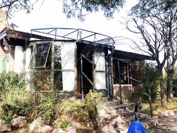 VENTA DE CASA Y CABAÑA EN DOS LOTES EN B. LA TOMA, CAPILLA DEL MONTE-