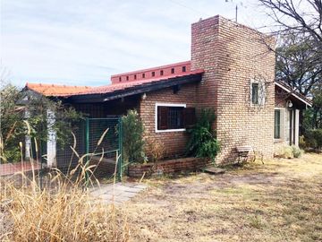 VENTA DE CASA Y CABAÑA EN DOS LOTES EN B. LA TOMA, CAPILLA DEL MONTE-