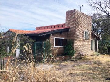 VENTA DE CASA Y CABAÑA EN DOS LOTES EN B. LA TOMA, CAPILLA DEL MONTE-