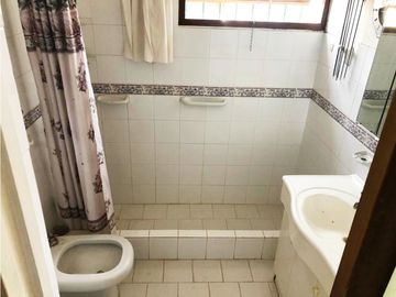VENTA DE CASA Y CABAÑA EN DOS LOTES EN B. LA TOMA, CAPILLA DEL MONTE-