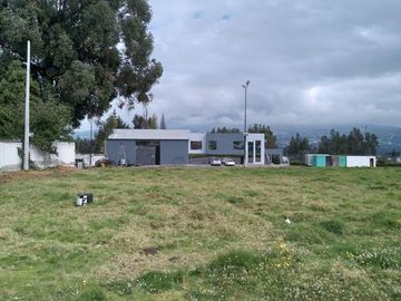 VENDO EXCELENTE PROPIEDAD COMERCIAL EN CAYAMBE SOBRE LA PANAMERICANA NORTE
