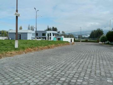 VENDO EXCELENTE PROPIEDAD COMERCIAL EN CAYAMBE SOBRE LA PANAMERICANA NORTE