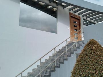 VENDO EXCELENTE PROPIEDAD COMERCIAL EN CAYAMBE SOBRE LA PANAMERICANA NORTE