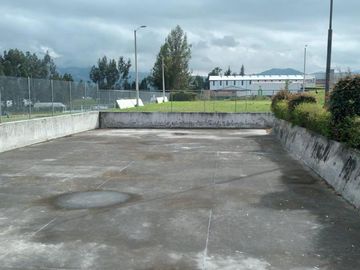 VENDO EXCELENTE PROPIEDAD COMERCIAL EN CAYAMBE SOBRE LA PANAMERICANA NORTE