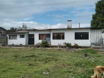 VENDO EXCELENTE PROPIEDAD COMERCIAL EN CAYAMBE SOBRE LA PANAMERICANA NORTE