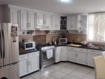 Vendo casa ideal familia grande Av. Eloy Alfaro, Sector Capri, Norte de Quito