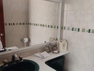 Vendo casa ideal familia grande Av. Eloy Alfaro, Sector Capri, Norte de Quito