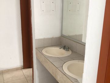 Excelente Oportunidad Departamento en Venta con Local Comercial en Carranza