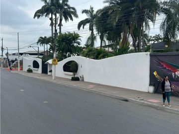 MILAGRO AVENIDA LOS CHIRIJOS, CASA ESQUINERA