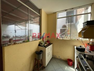 🏡 ¡VENDO CASA EN PRO – LOS OLIVOS!

📍 A solo 1 ½ cuadras de la Universidad Científica del Sur

💰 Precio: $ 278,000 dólares (¡Negociable!)

📌 Ref