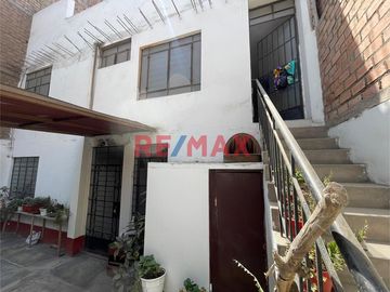 🏡 ¡VENDO CASA EN PRO – LOS OLIVOS!

📍 A solo 1 ½ cuadras de la Universidad Científica del Sur

💰 Precio: $ 278,000 dólares (¡Negociable!)

📌 Ref