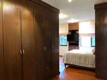 CASA EN VENTA EN CLUB DE GOLF LAS FUENTES, VISTA AL GREEN Y AMPLIO JARDÍN !