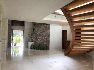 CASA EN VENTA EN CLUB DE GOLF LAS FUENTES, VISTA AL GREEN Y AMPLIO JARDÍN !