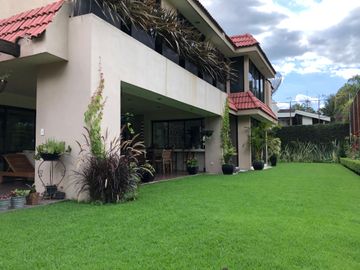 CASA EN VENTA EN CLUB DE GOLF LAS FUENTES, VISTA AL GREEN Y AMPLIO JARDÍN !