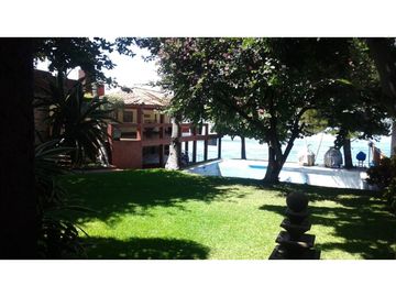 CASA EN VENTA A ORILLA DEL LAGO 