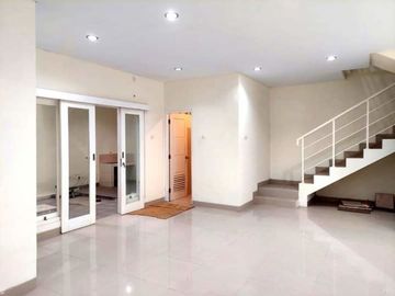 Rumah Mewah dan Strategis di Awana Townhouse