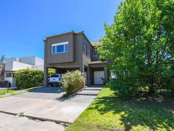 Casa de 3 dormitorios en venta pileta y galería con parrillero Fisherton barrio privado