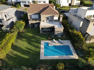 Casa de 3 dormitorios en venta pileta y galería con parrillero Fisherton barrio privado