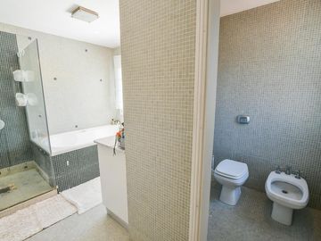 Casa de 3 dormitorios en venta pileta y galería con parrillero Fisherton barrio privado
