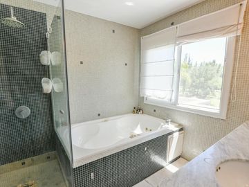 Casa de 3 dormitorios en venta pileta y galería con parrillero Fisherton barrio privado