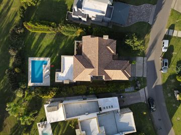 Casa de 3 dormitorios en venta pileta y galería con parrillero Fisherton barrio privado