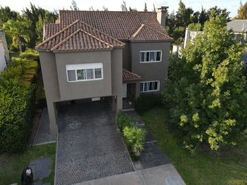 Casa de 3 dormitorios en venta pileta y galería con parrillero Fisherton barrio privado