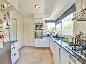 Casa de 3 dormitorios en venta pileta y galería con parrillero Fisherton barrio privado