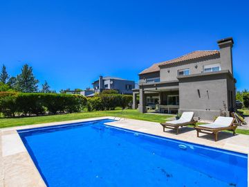 Casa de 3 dormitorios en venta pileta y galería con parrillero Fisherton barrio privado