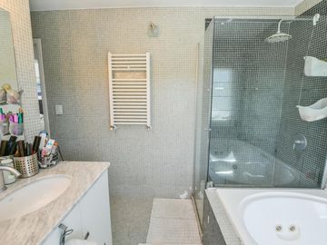 Casa de 3 dormitorios en venta pileta y galería con parrillero Fisherton barrio privado