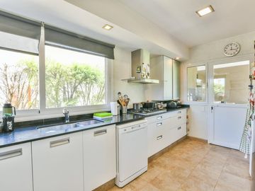 Casa de 3 dormitorios en venta pileta y galería con parrillero Fisherton barrio privado
