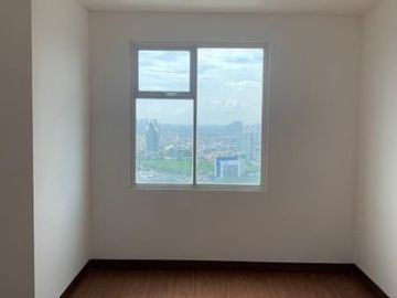 Apartemen AKR Gallery West Residences,lantai tinggi,hadap kota