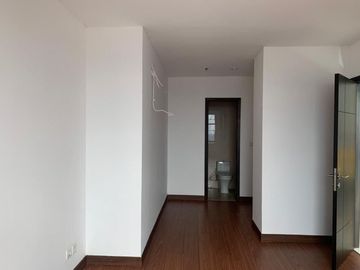Apartemen AKR Gallery West Residences,lantai tinggi,hadap kota