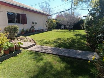 Casa en venta de 3 dorm. Ceca Metro Hernando de M Las Condes