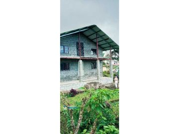 Se vende cabaña estilo campestre, con vista espectacular!