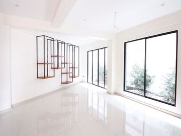 Luxury House and Lot For Sale in Quezon City at 17M PH2040