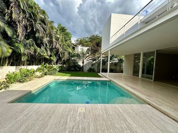 Casa nueva en venta en privada en el Yucatán Country Club, Mérida, Yucatán.