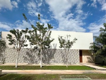 Casa nueva en venta en privada en el Yucatán Country Club, Mérida, Yucatán.