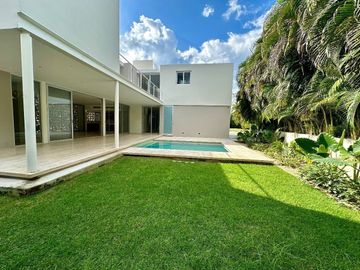 Casa nueva en venta en privada en el Yucatán Country Club, Mérida, Yucatán.