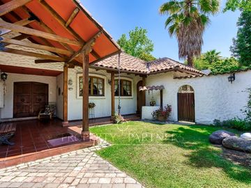 Casa estilo Chilena excelente conectividad, La Dehesa-Huingnal Bajo